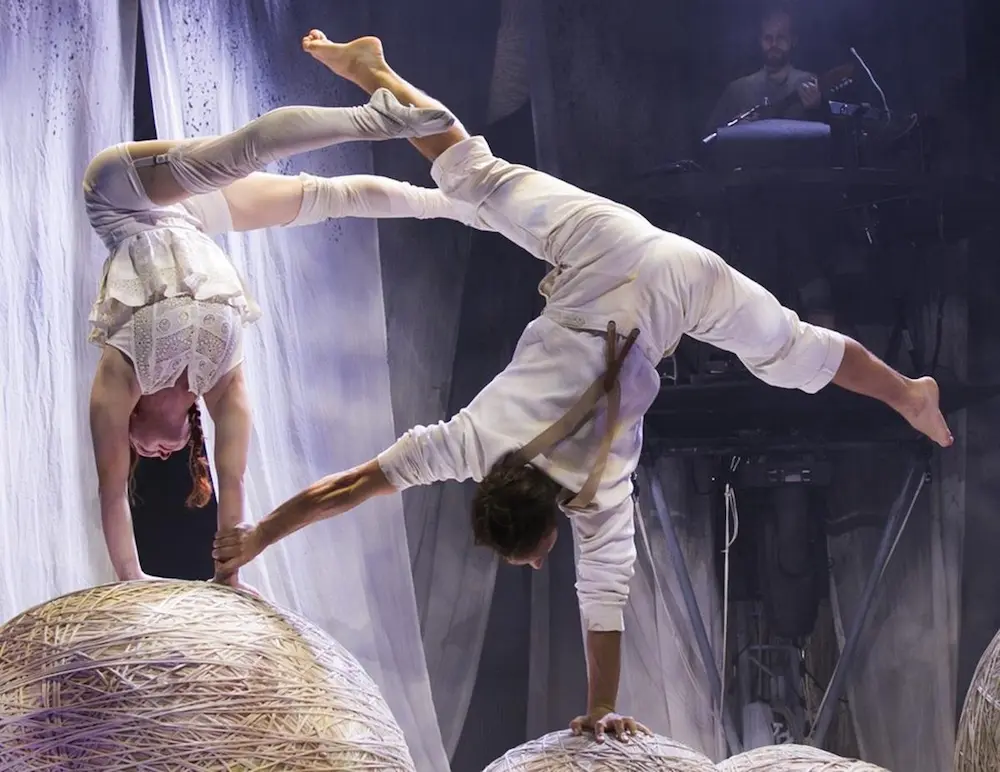 Acróbatas de la compañía Cirkus Cirkör en el espectáculo Knitting Peace en Córdoba