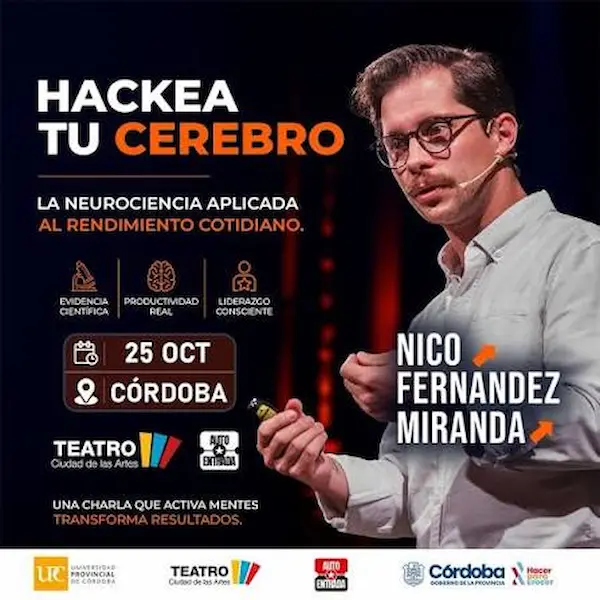 Nicolas Fernandez Miranda en conferencia teatral Hackea tu cerebro en Cordoba