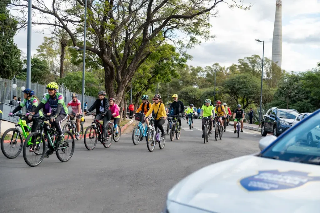Ciclistas urbanos entrenando técnica en el Parque del Kempes de Córdoba Capital.